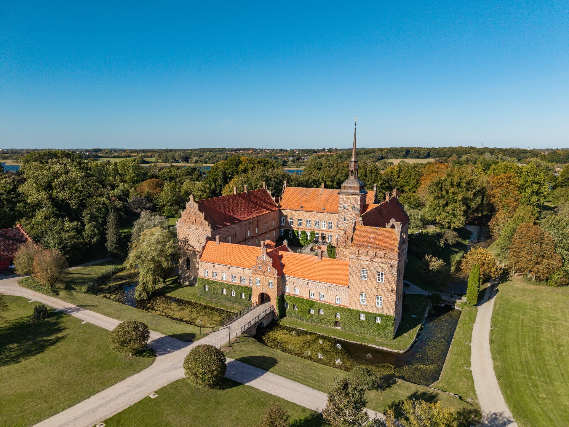 Brudepar ved et dansk gods fotograferet af Barner Foto